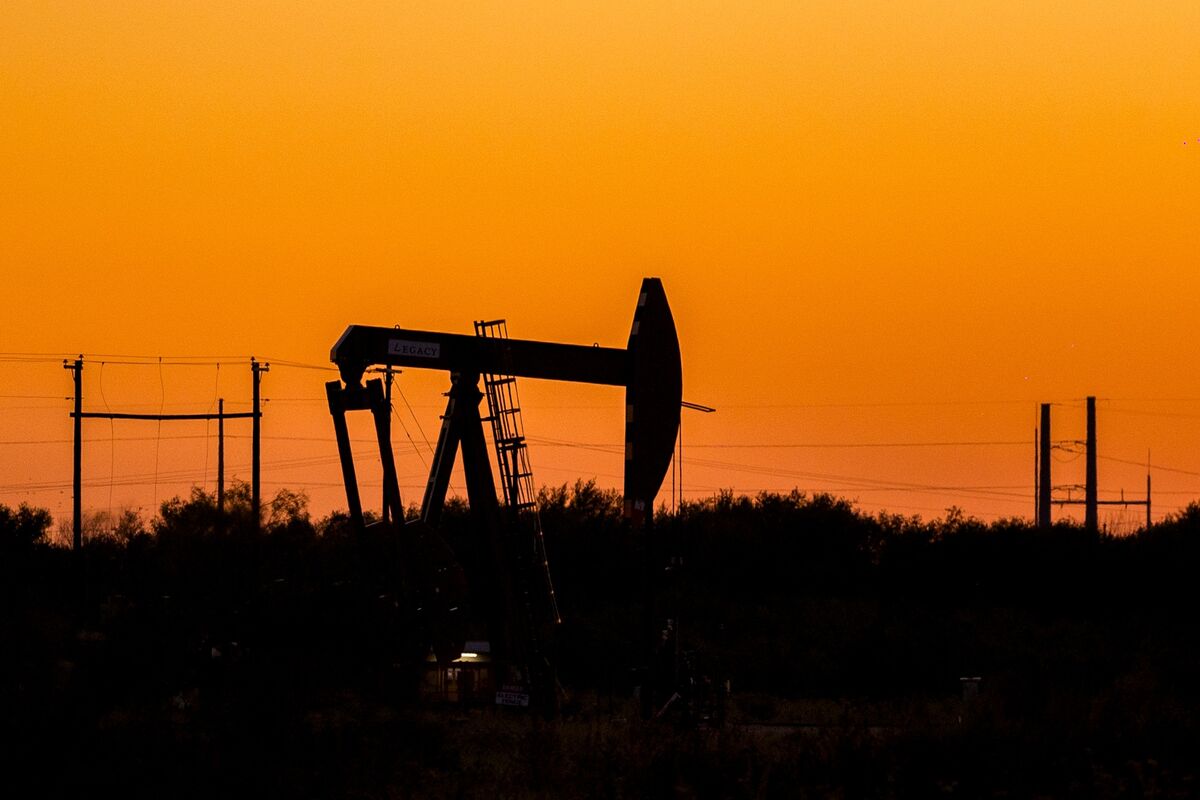 Oil Set for First Weekly Drop This Year as Trump Rattles Market