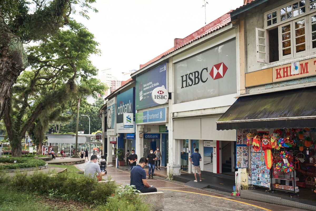 HSBC Mulls Restructuring Singapore Units to Simplify Operations