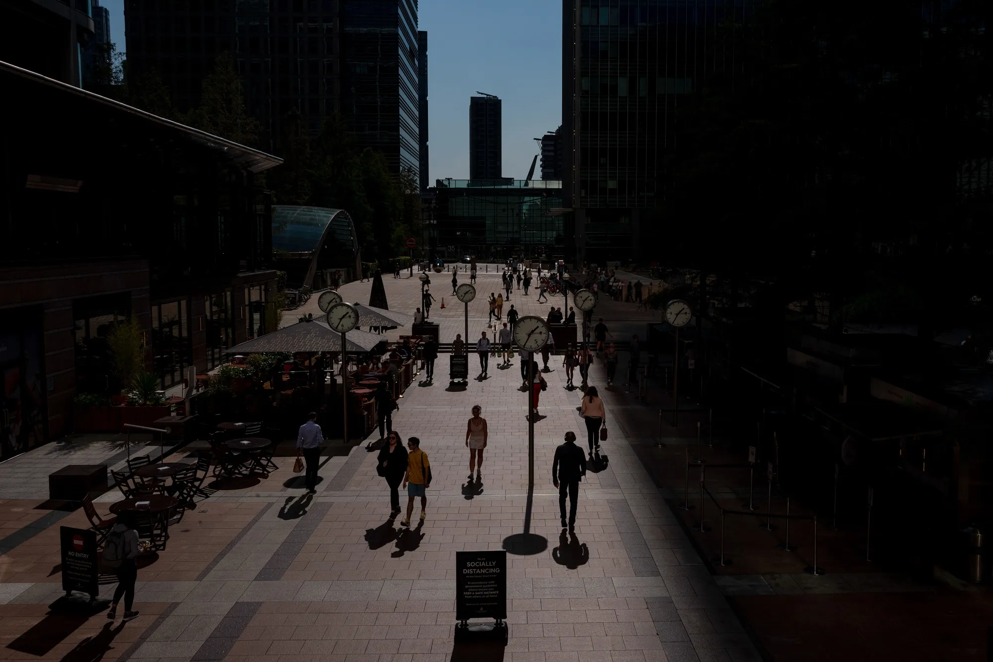 Londoners Venture Back to Work Despite Rise in Virus Infections