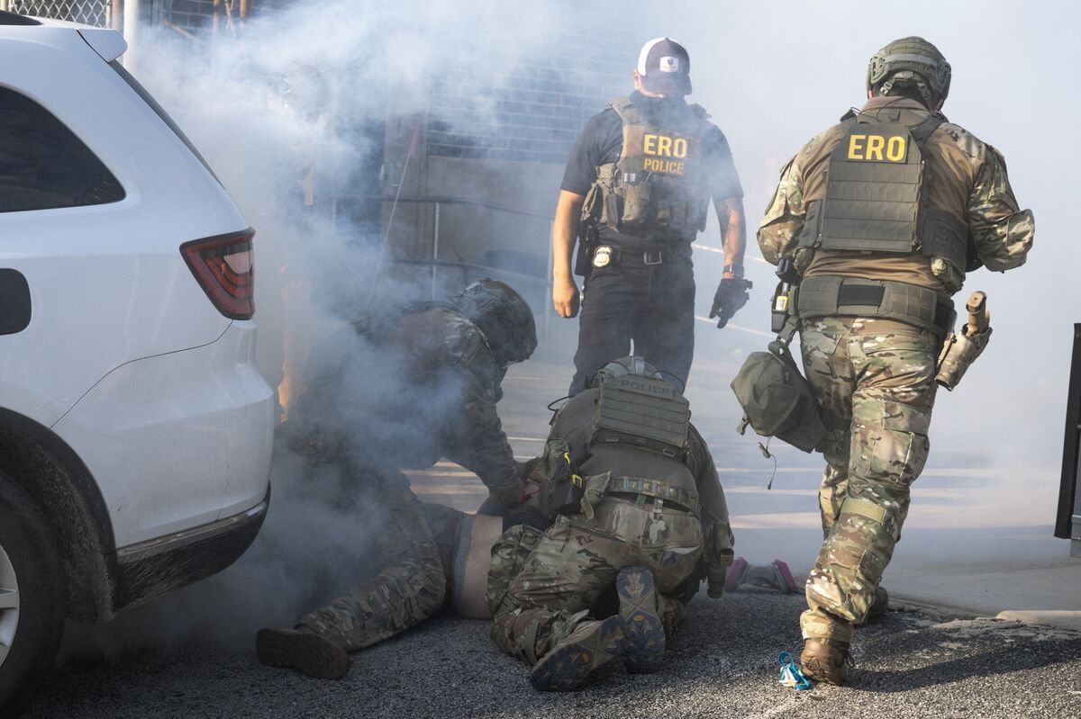 ICE Uses Tear Gas in Clashes With Protesters in Chicago Suburb