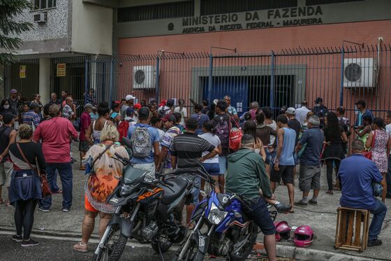 Chaotic Crowds Vying for Aid Risk Spreading Virus in Brazil