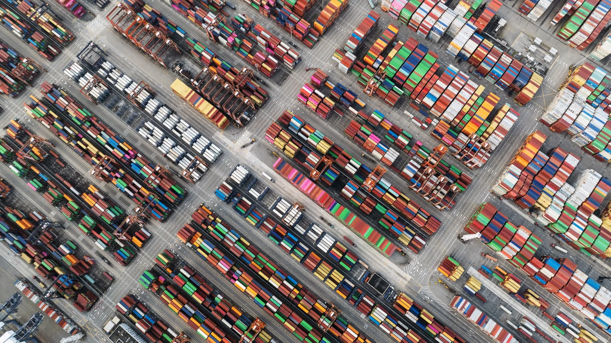 Các container vận chuyển tại Cảng container quốc tế Yantian ở Thâm Quyến, Trung Quốc.