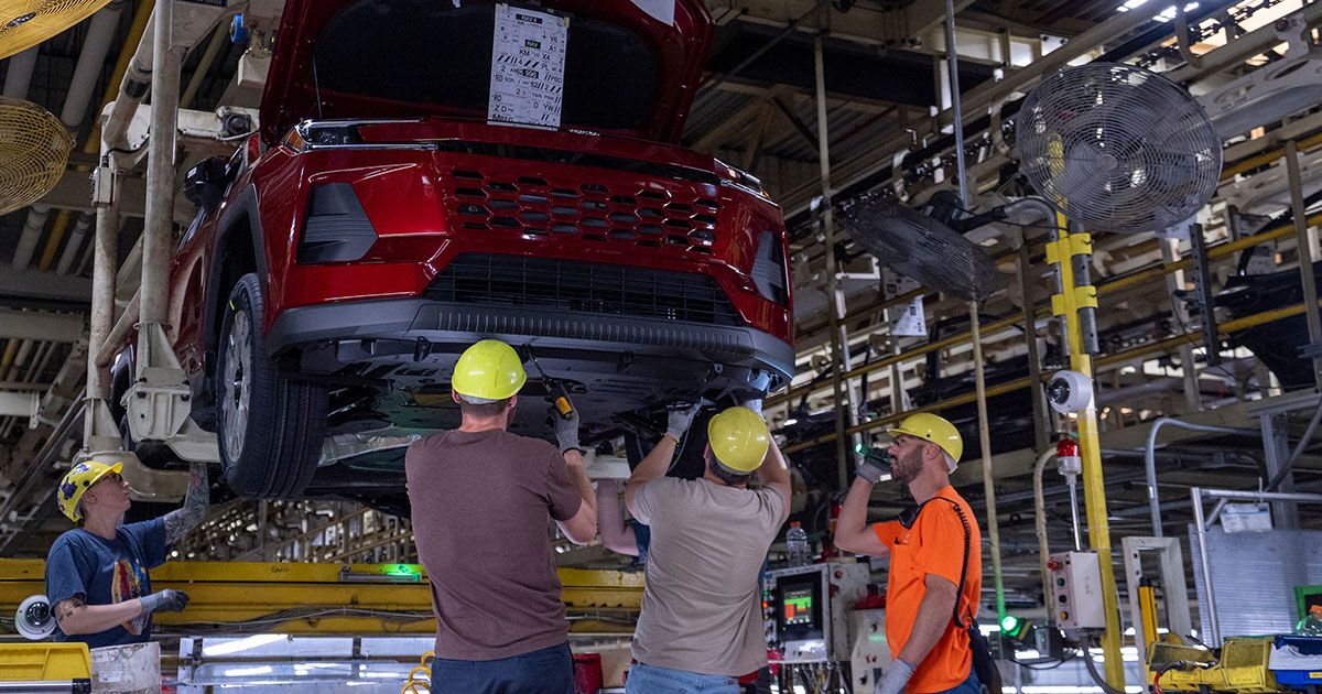 bloomberg.com - Chester Dawson - With EV Sales Slowing, Hybrid Cars Are Hot Again