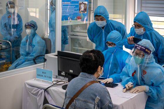 Vietnam PM Calls for Donations to Help Fund Vaccine Purchases