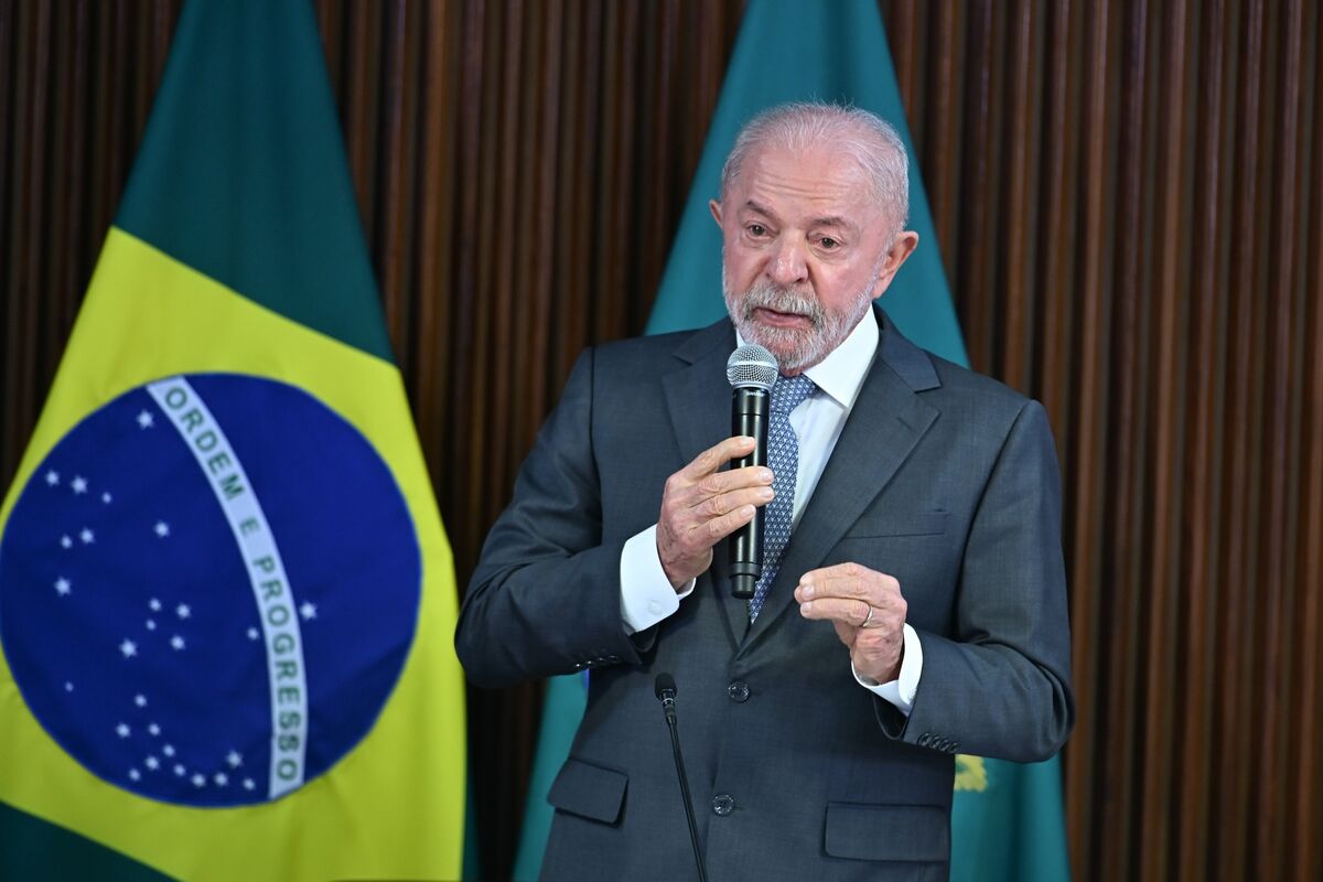 Lula’s Lead Over Bolsonaro Shrinks as Campaign Opens, Poll Shows