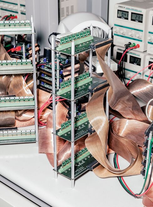 Computers log how GaN transistors respond to heat.