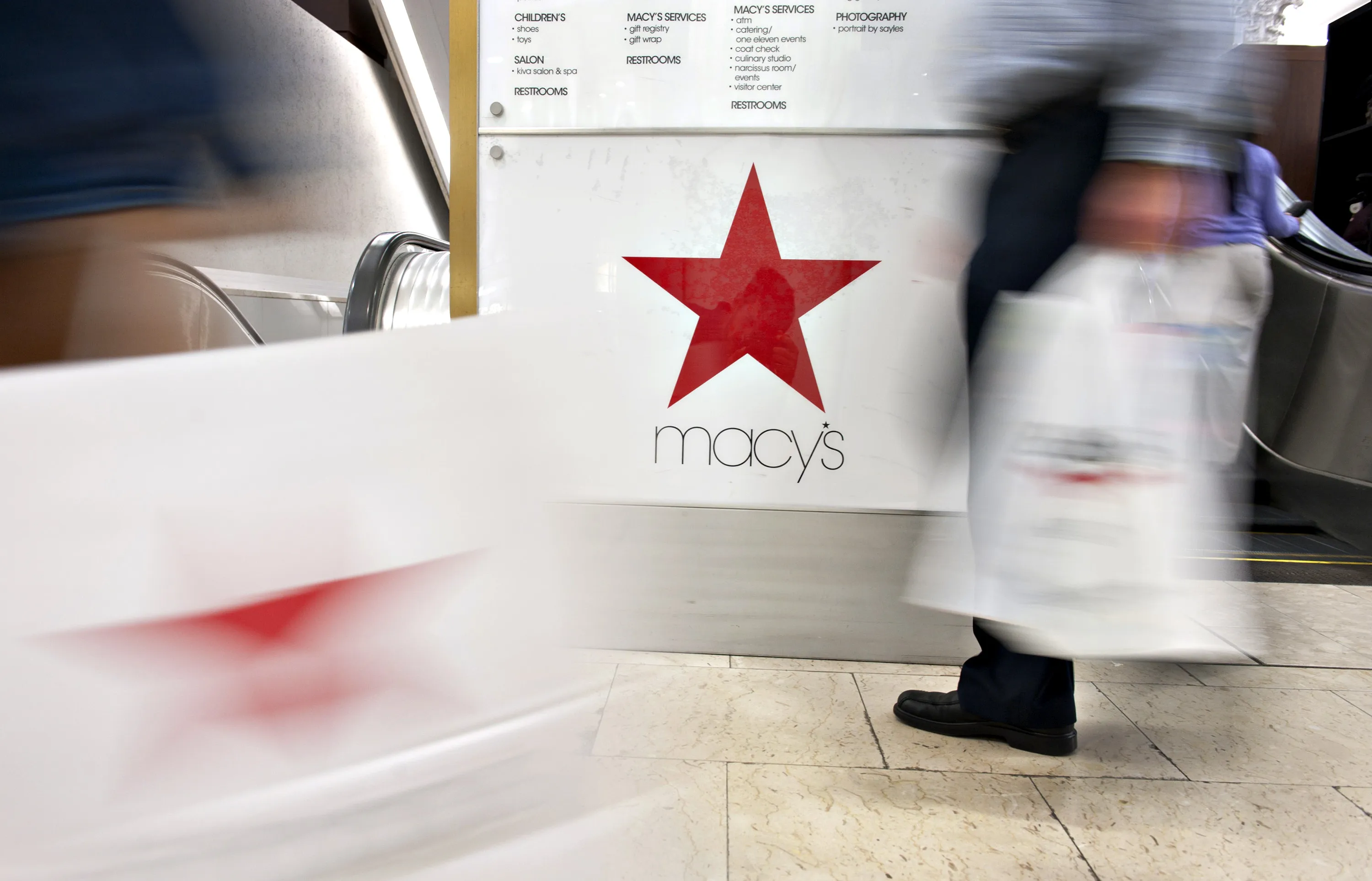 Macy’s Meets Debt Goal as Stockholders Wait