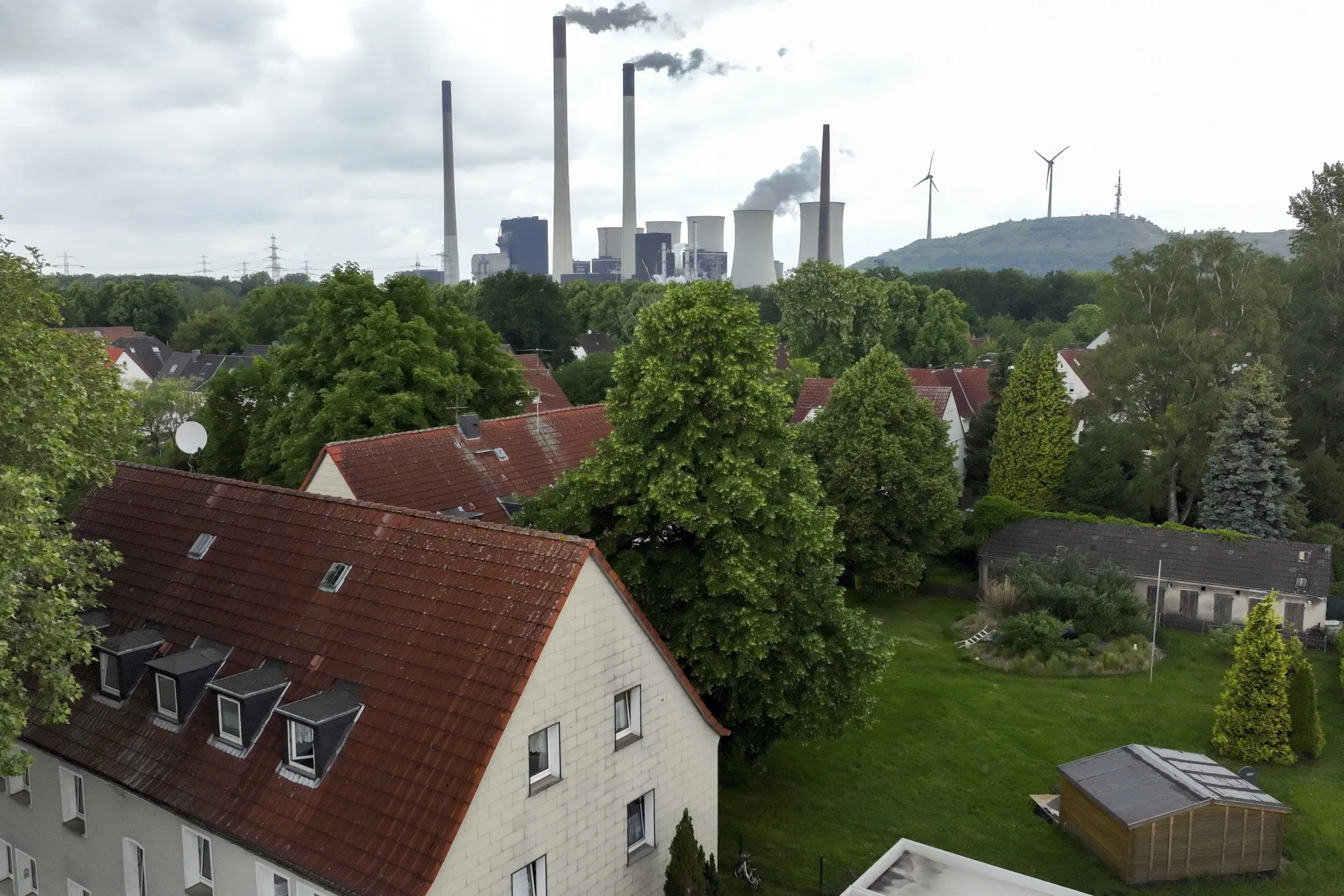 The Scholven coal-fired power plant, operated by Uniper SE, beyond housing in Gelsenkirchen, Germany.