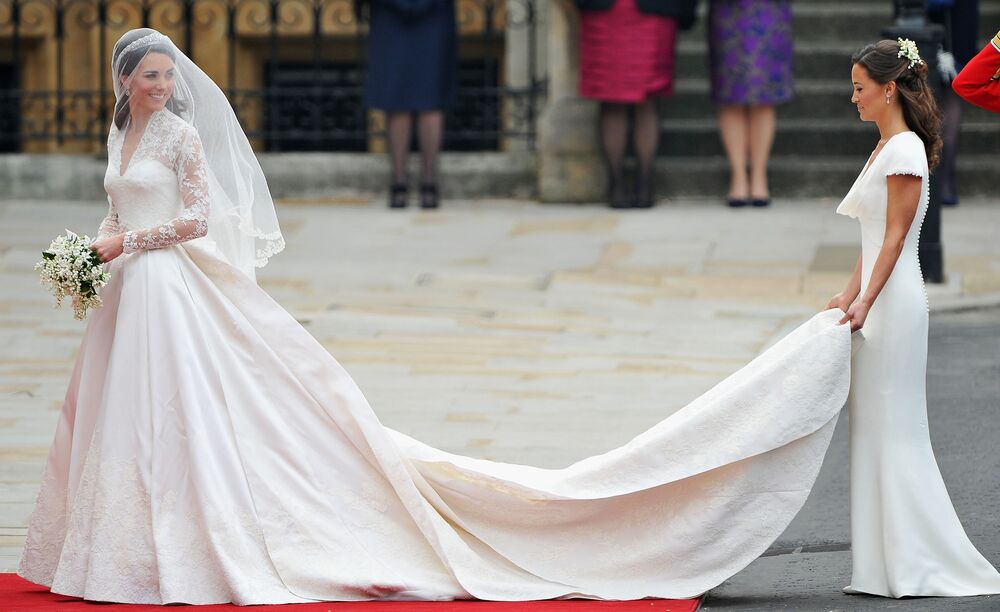 メーガン妃着用のジバンシーのドレス、英国王室の現代化を象徴 - Bloomberg