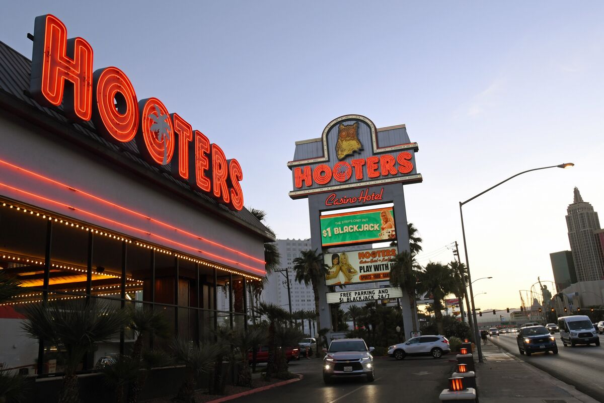 Hooters Faces Bankruptcy Amid Rising Costs