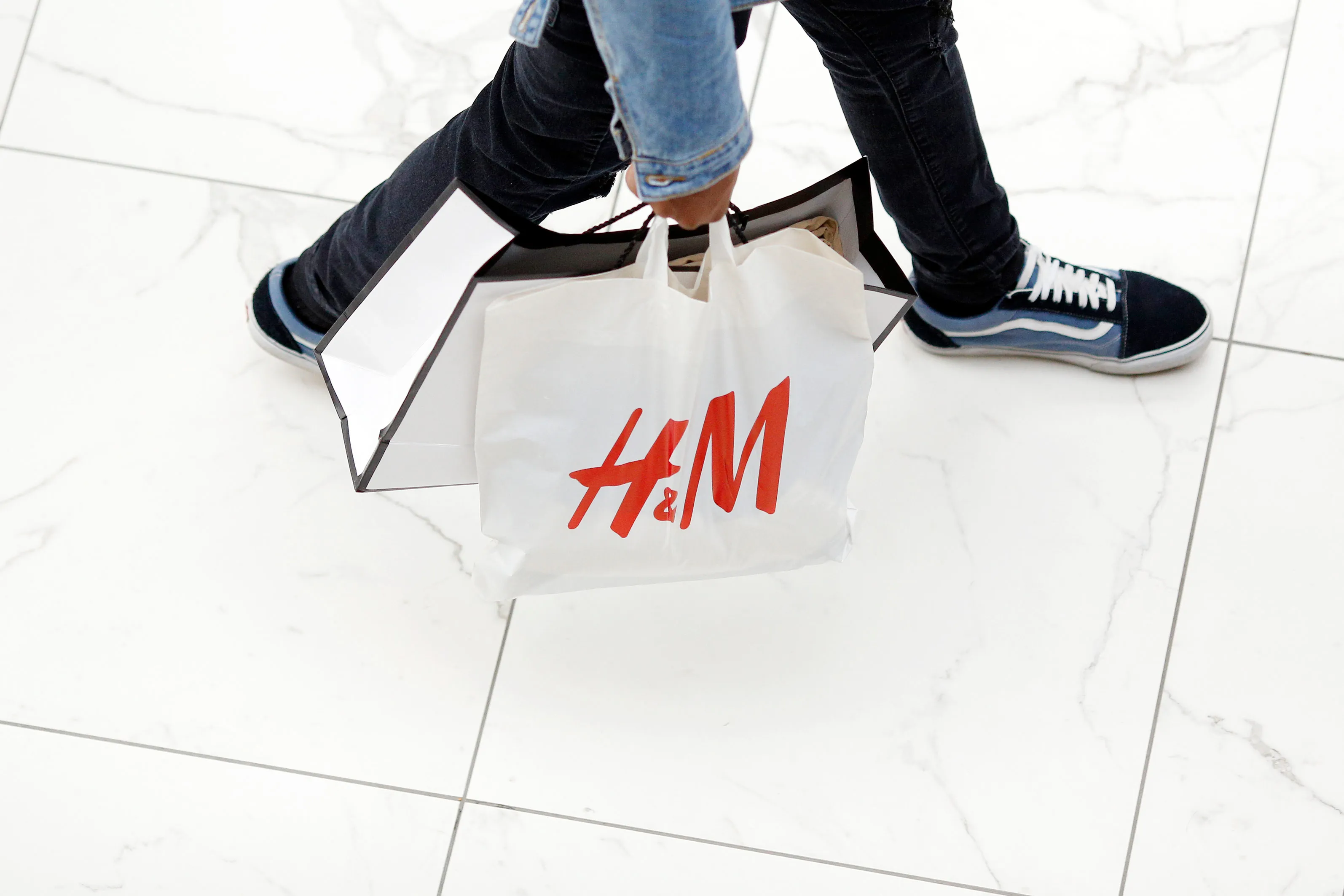 Shoppers Look For Post Christmas Sales At Easton Towncenter Mall