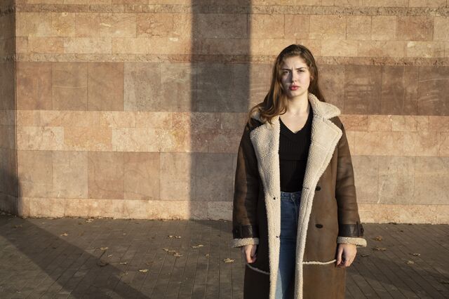 Валентина Моравчевич выступает за портрет снаружи. 