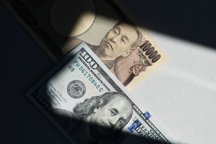 Japanese and US Banknotes Amid Pressure on Yen 
