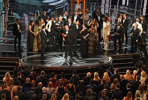 ステージ上の「ムーンライト」と「ラ・ラ・ランド」の関係者たち