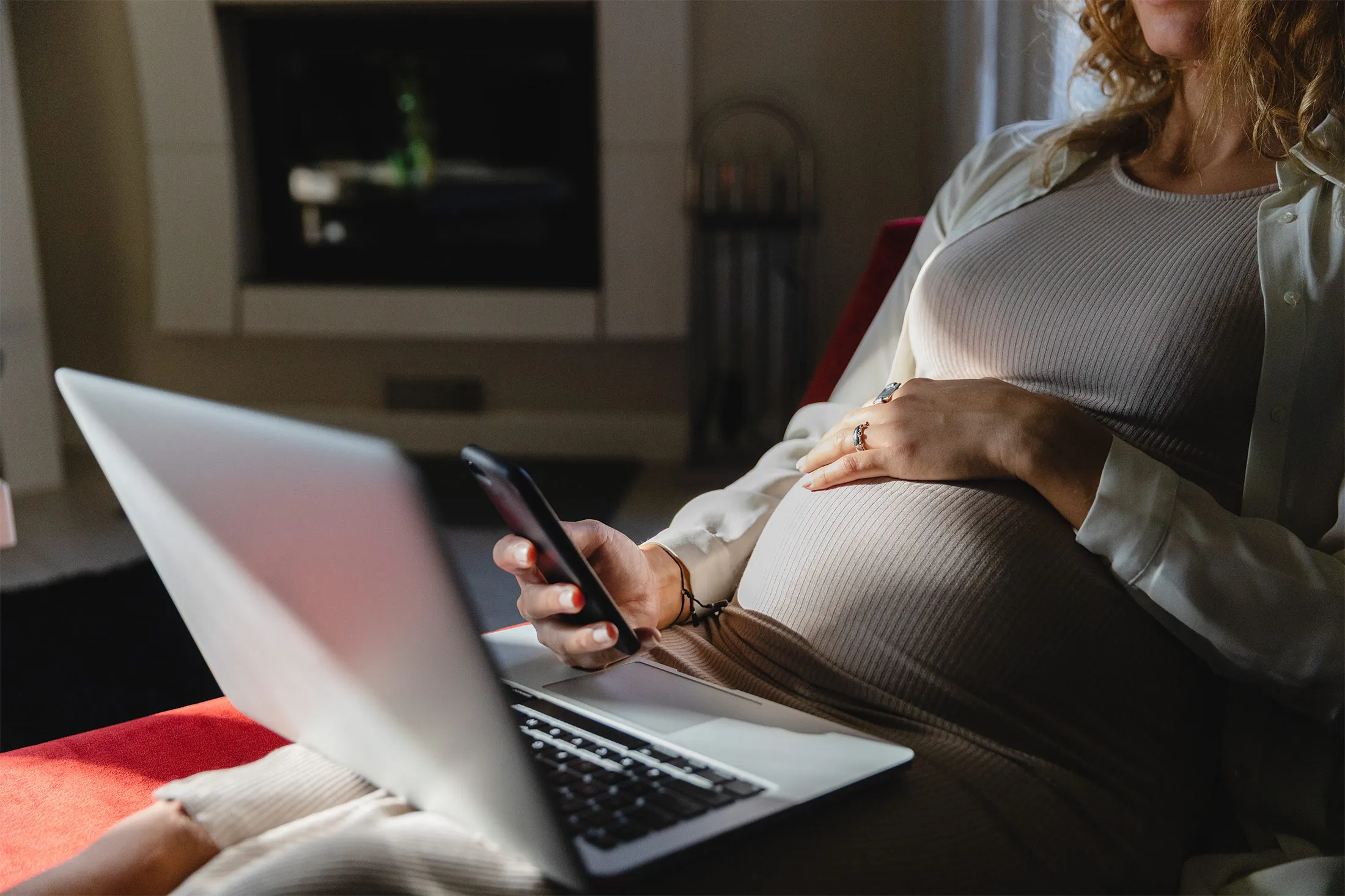 PA - Pregnant businesswoman laptop smartphone 