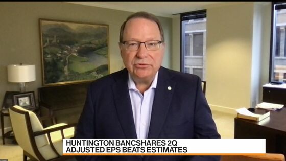 Huntington CEO Sees Small Banks Merging Even Amid U.S. Crackdown