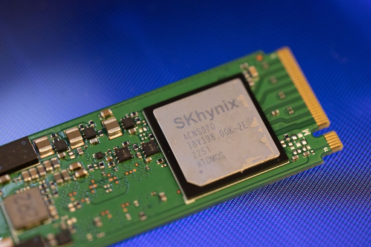 bloomberg.com - Sangmi Cha - Top Tech Fund Plans to Buy SK Hynix in Bet on Memory Chip Crunch