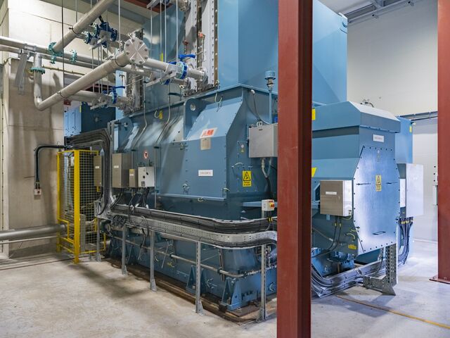 ■ The device is behind a protective shield, turning at 1,500 rotations per minute.