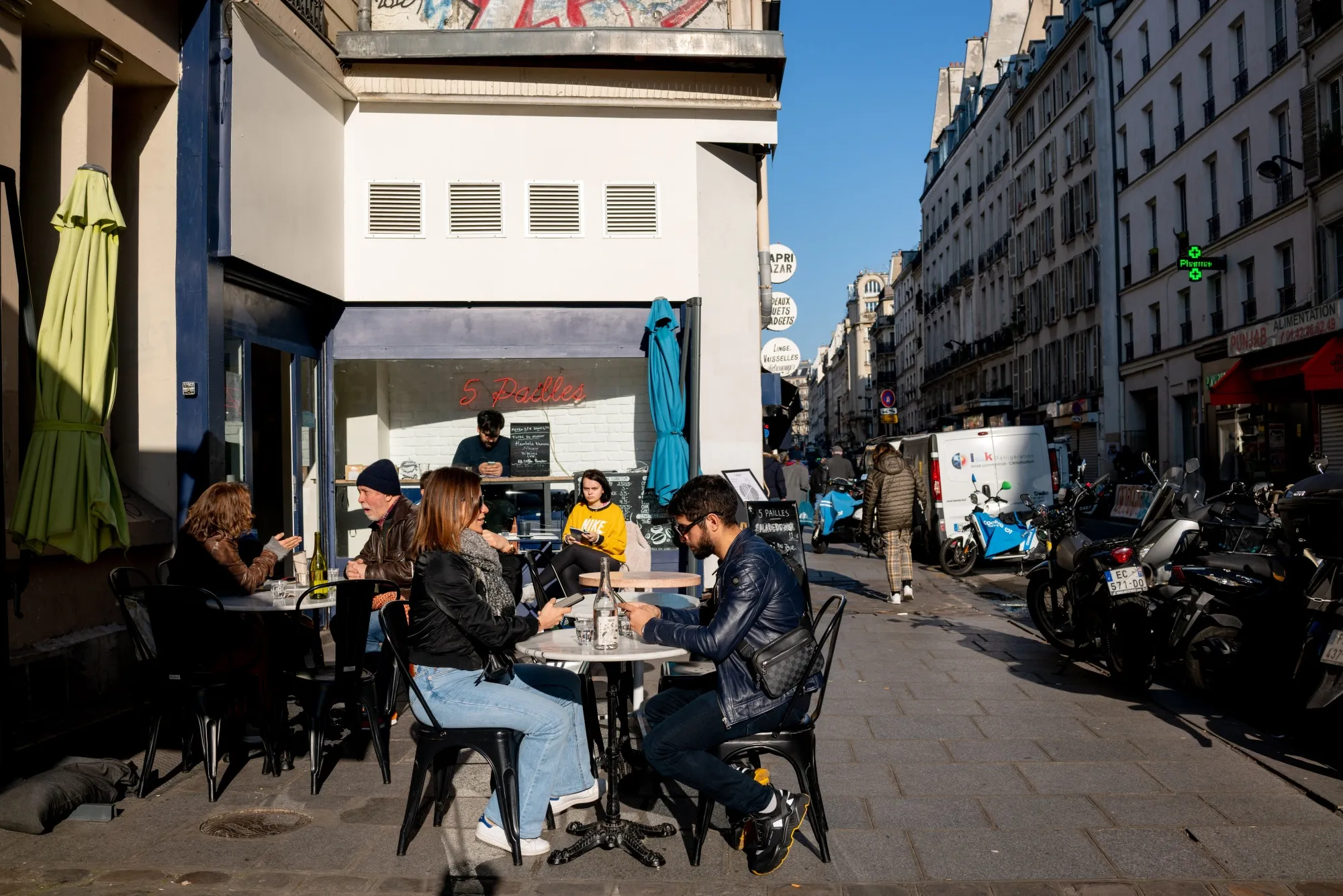 Diners at a restaurant in Paris.&nbsp;