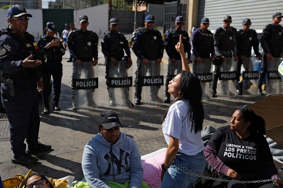 
                            Reunions and Re-Arrests Define Venezuela’s Post-Maduro Era