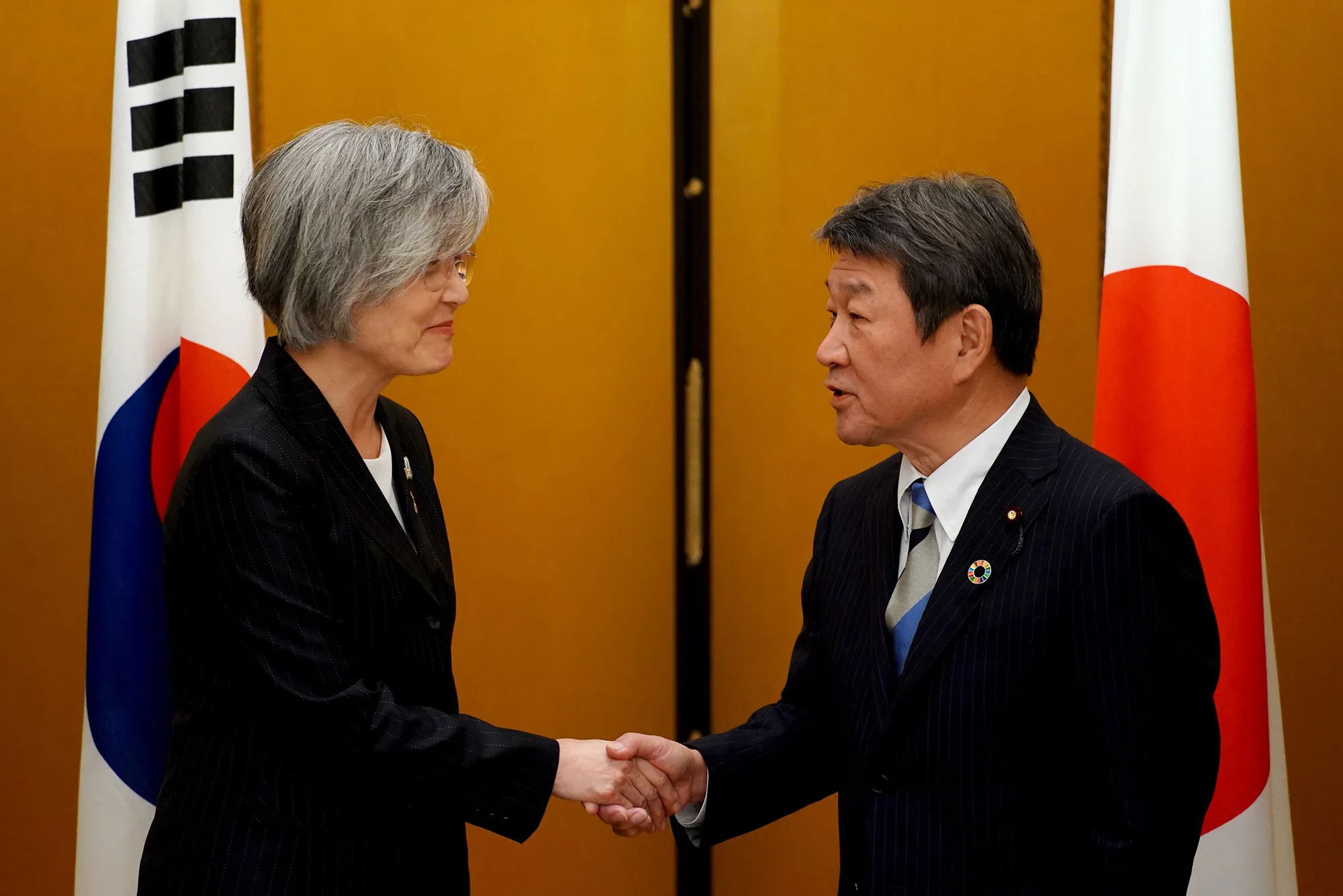 Toshimitsu Motegi with&nbsp;Kang Kyung-wha before a bilateral meeting at the G20 Foreign Ministers' meeting in Nagoya.&nbsp;