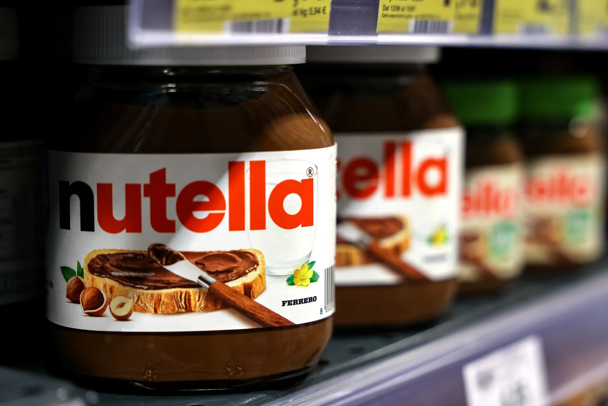 Potes de creme de avelã com chocolate Nutella, fabricados pela Ferrero, em um supermercado em Roma, Itália, na sexta-feira, 11 de julho de 2025.