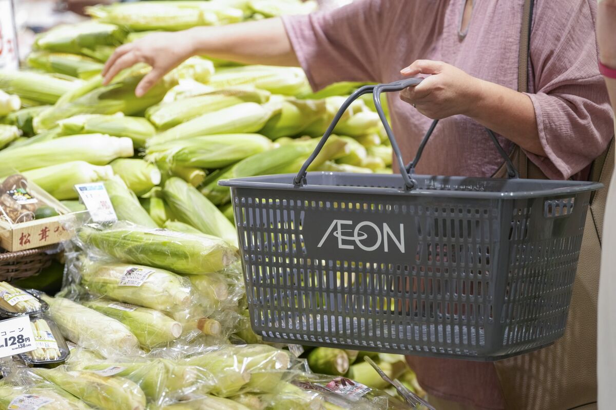 bloomberg.com - Takahiko Hyuga - Japanese Firms Sell Record Retail Debt as Inflation Fuels Demand