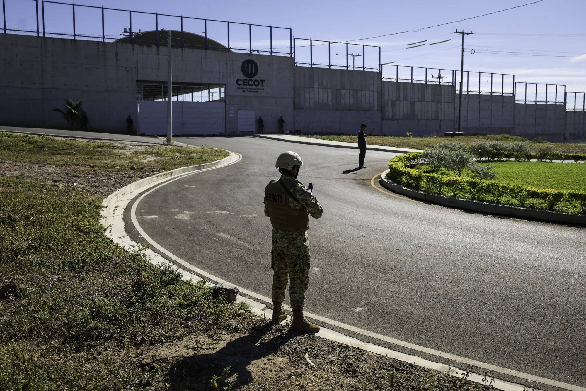 Efectivos de las fuerzas armadas salvadoreñas custodian el exterior del Centro de Confinamiento del Terrorismo (CECOT) en Tecoluca, El Salvador, en 2025.