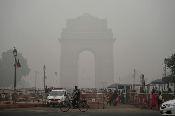 Air Pollution in Delhi Spikes as Deadly Smog Envelops City