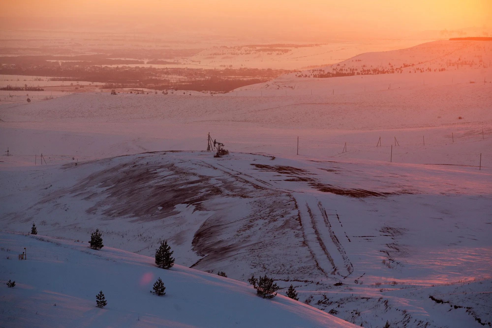 Russia is resorting to big discounts to sell its oil.