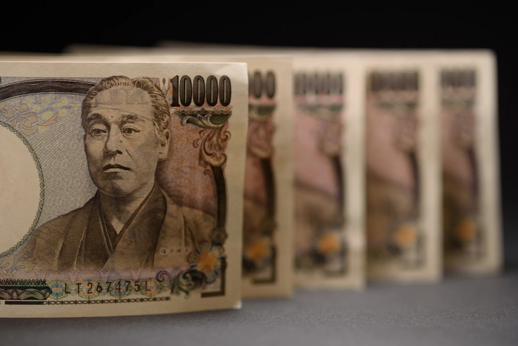 Japanese Yen Outpaces Dollar to Hold Currency Crown