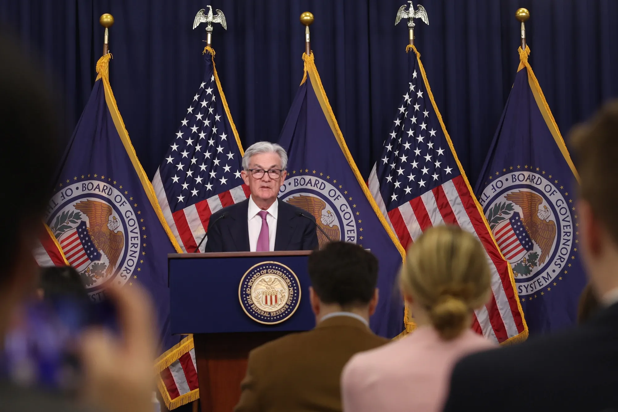 ＦＯＭＣ、３会合連続で金利据え置き－24年に複数回利下げを予想 - Bloomberg