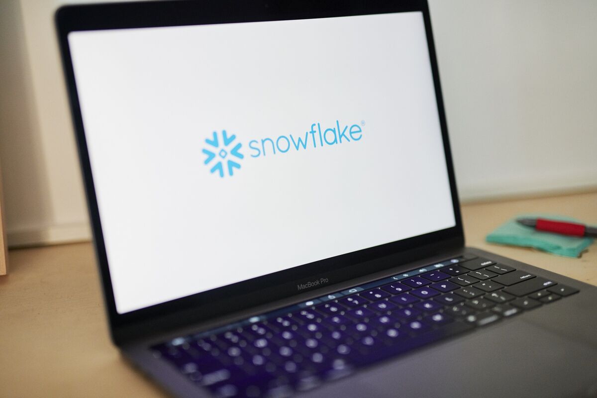 Snowflake raises sales outlook, touts AI demand