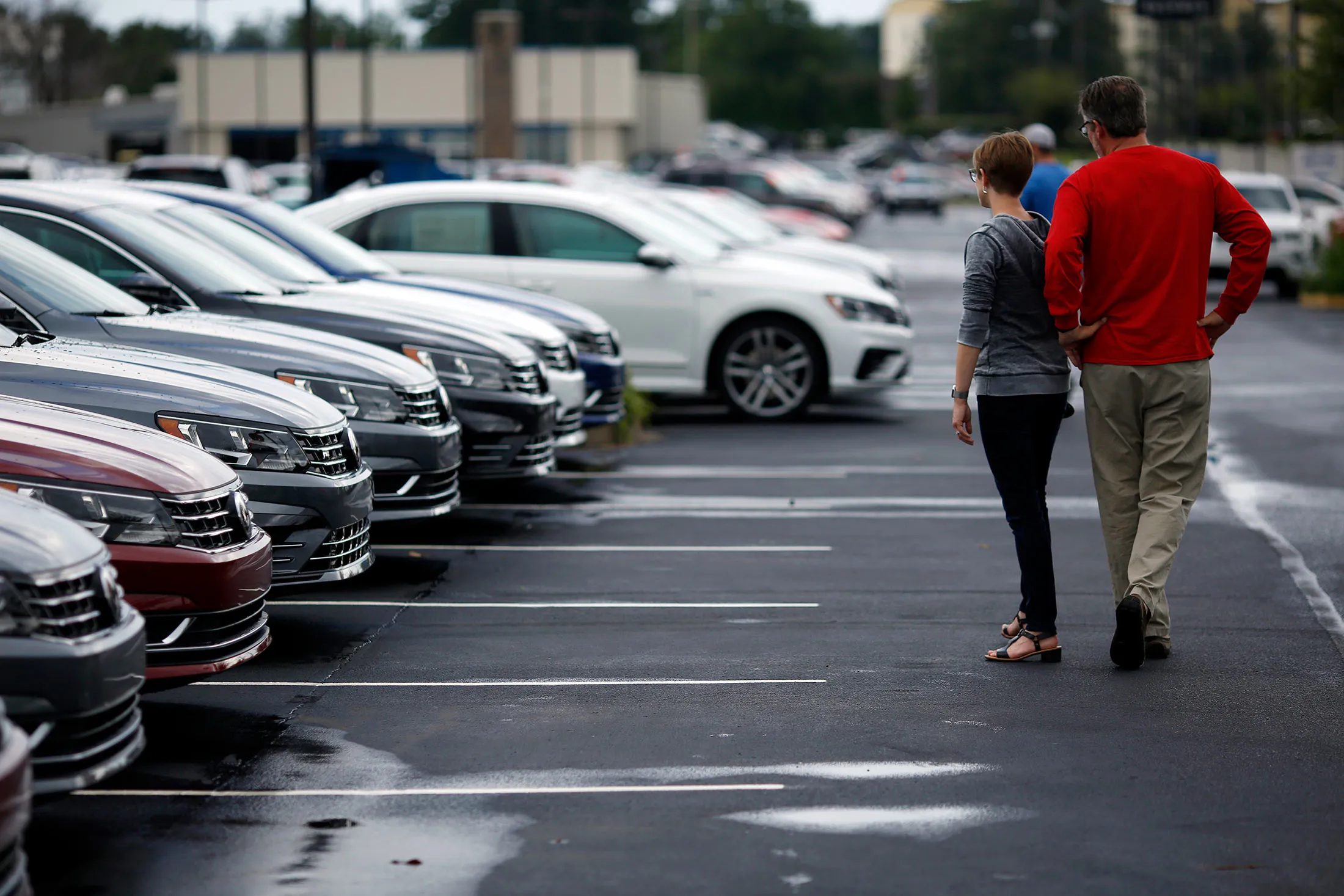 1475869952_car-auto-dealership-borrowing