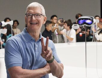 relates to Apple's Vision Pro Headset Will Beat Meta's Quest Thanks to Its 520 Stores