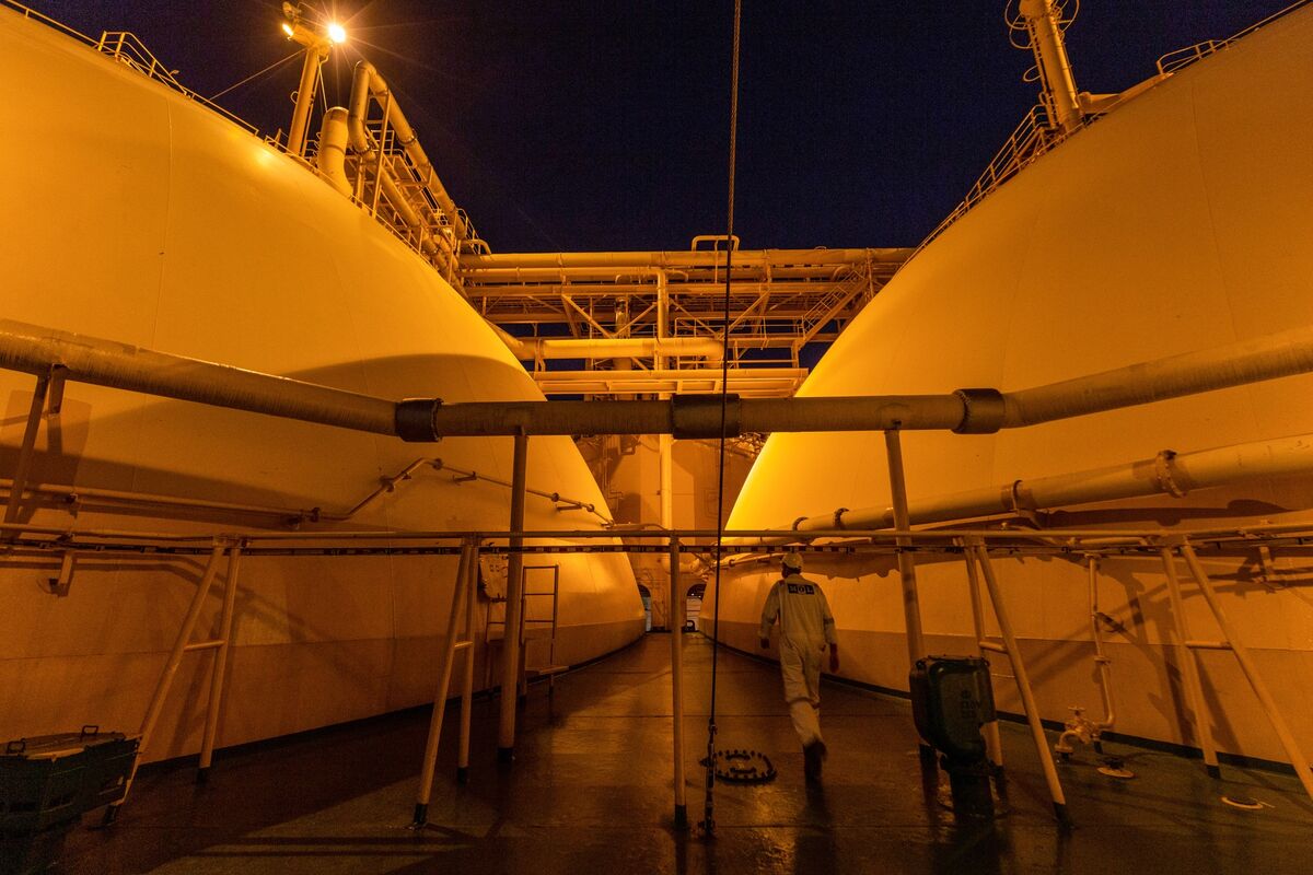 LNG Tanker Heads Toward Hormuz Amid Hopes of Key Waterway Reopening