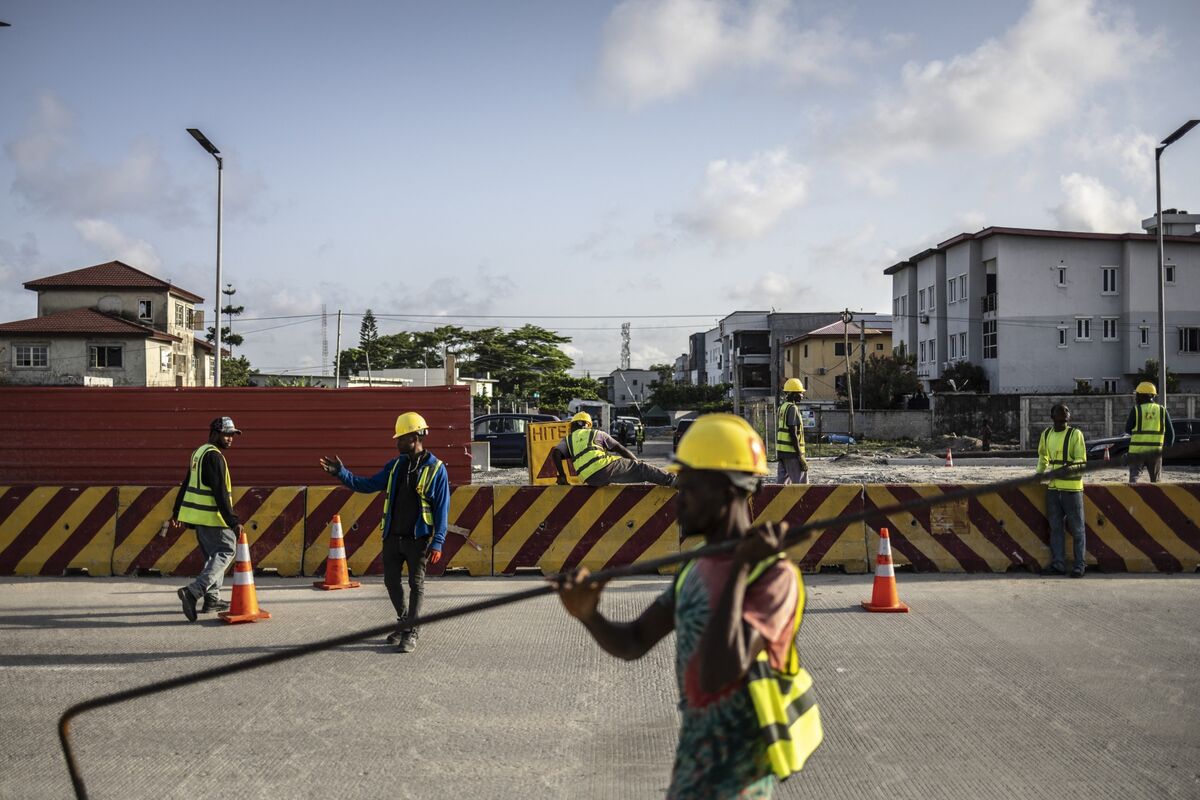 Nigeria’s First Quarter Growth Eases on Slowdown in Oil Sector