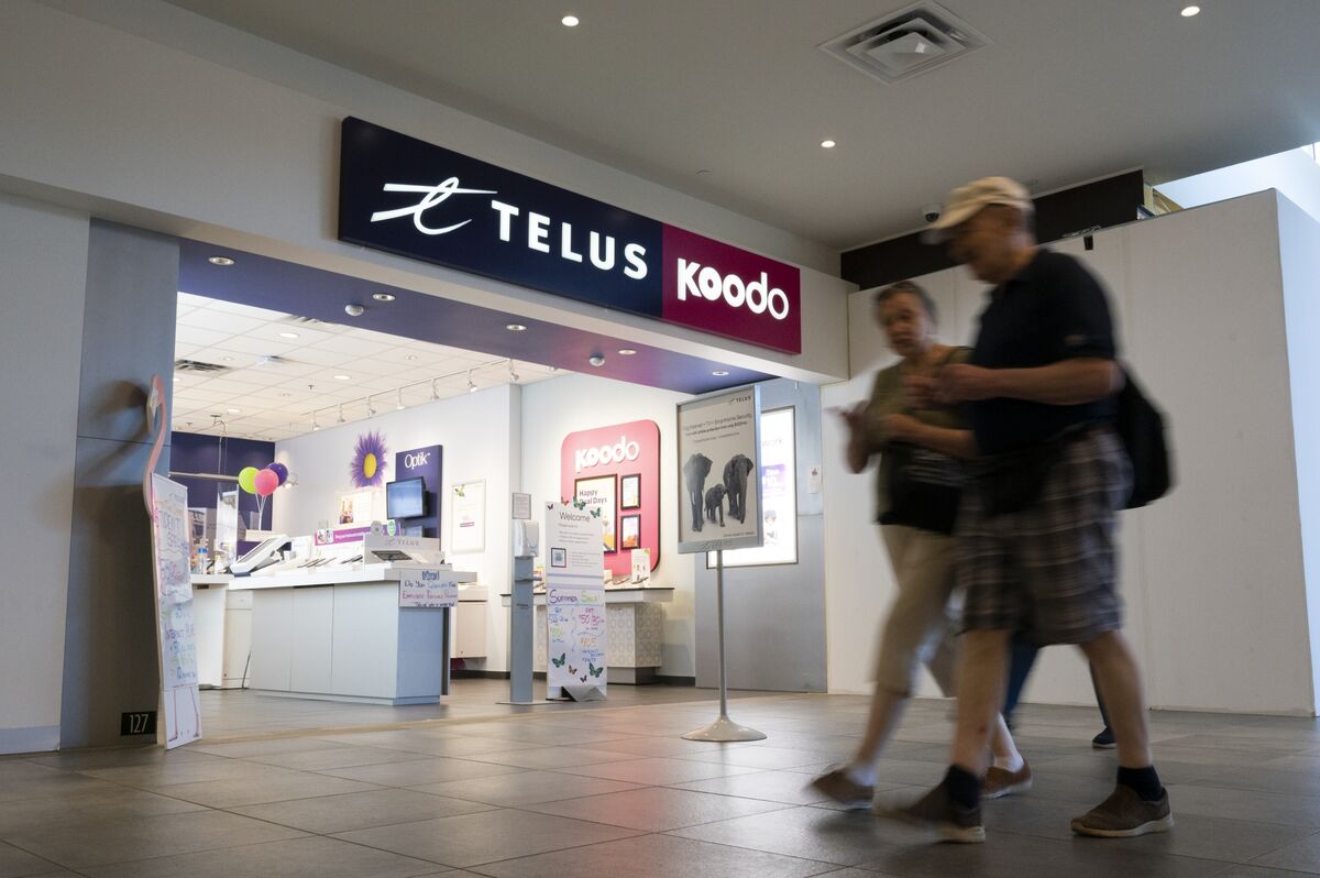 Telus Pauses Dividend Hikes to Cut Debt as Share Price Slides