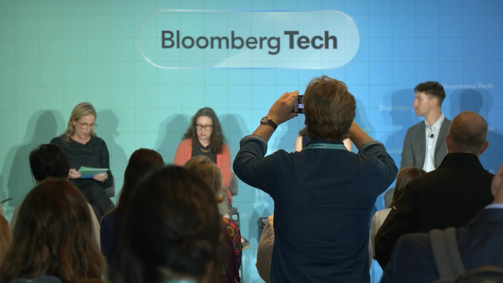 bloomberg.com - Watch Bloomberg Editors on Tech Trends