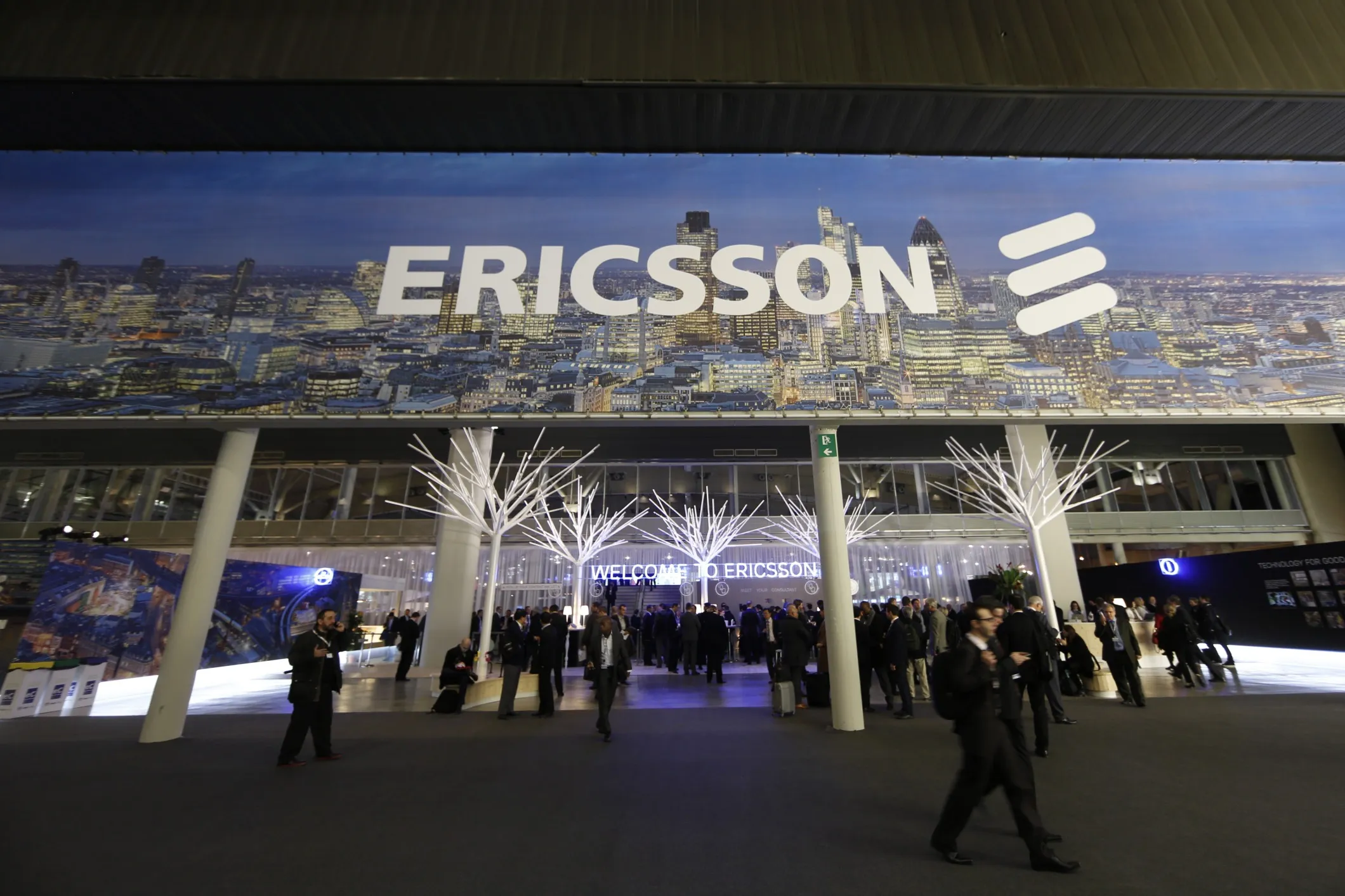 AT&amp;T’s choice may encourage operators worldwide to move toward open networks.