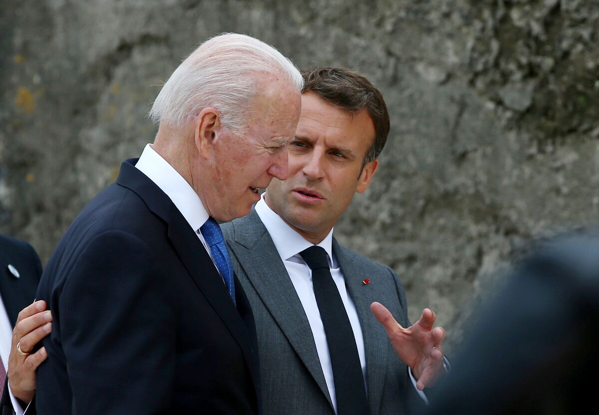 Macron biden. Макрон и Байден. Байден Макрон Шольц. Байден и Макрон встреча. Макрон и Байден обнимаются.