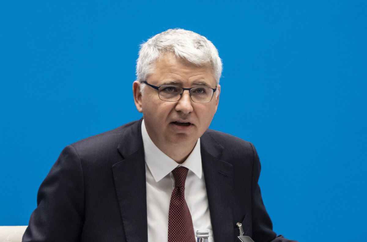 bloomberg.com - Fabienne Kinzelmann - Roche Chairman Accuses US Government of Drug Price 'Blackmail'