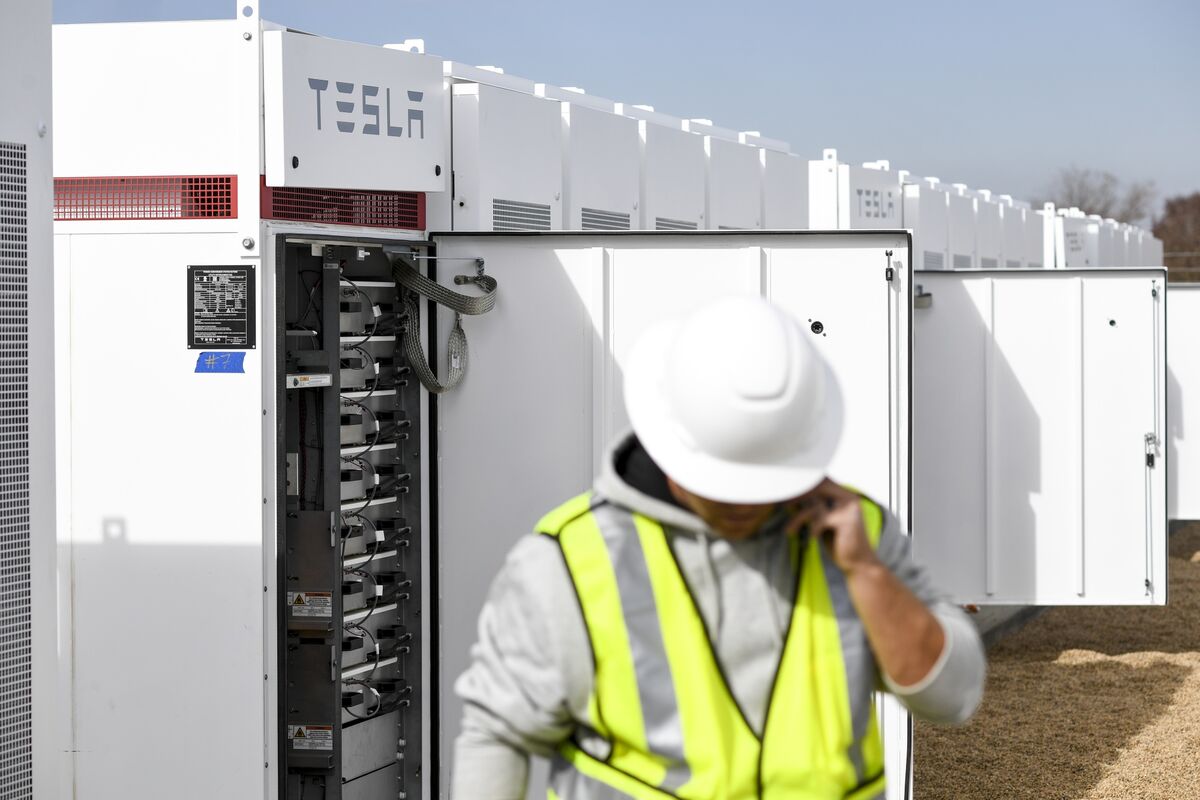 Banks Finally Start to Spend Big on Giant Batteries - Bloomberg