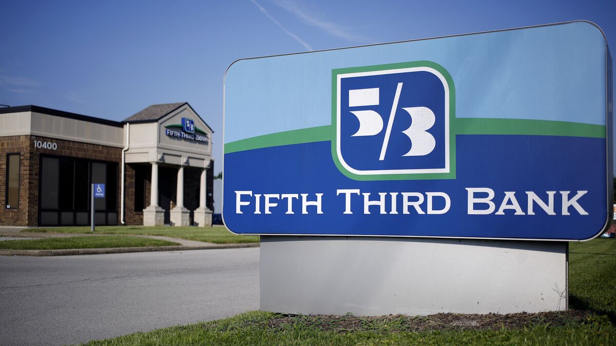 🚨 ⚫️BREAKING: Tim Spence di Fifth Third Bank discute l'impatto dei tassi d'interesse e prevede possibili tagli nel 2023