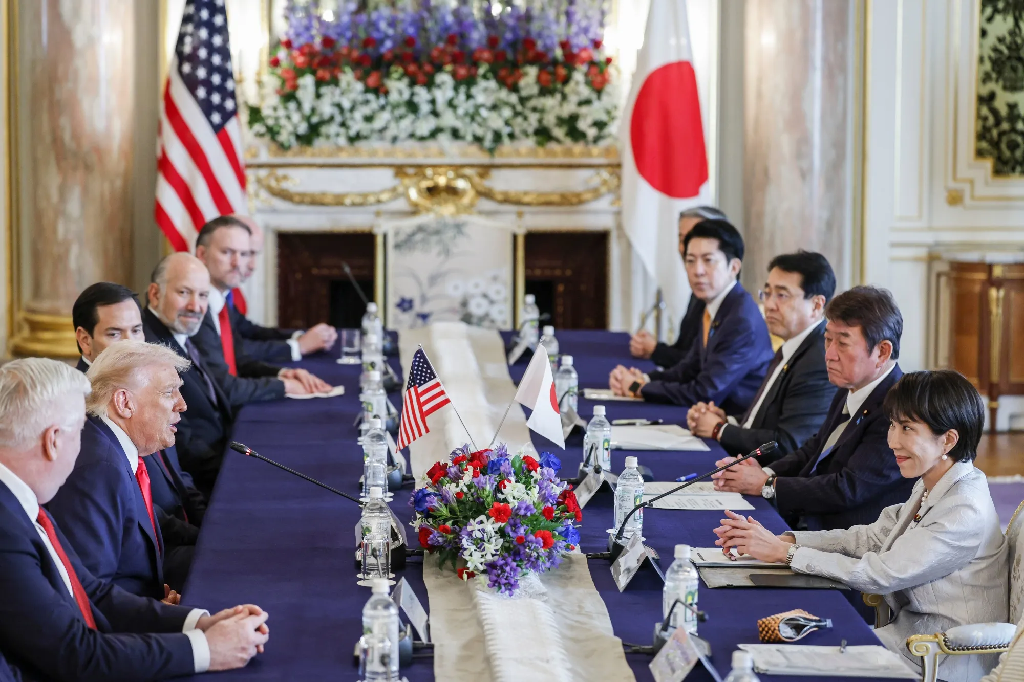 東京で首脳会談に臨むトランプ米大統領と高市早苗首相（2025年10月28日）
