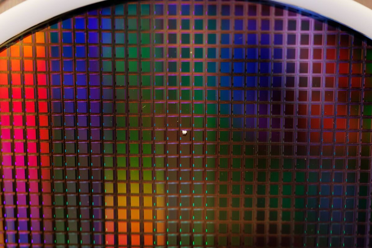 SK Hynix Shares Surge in Seoul on US Peer Rally, Chey Purchase
