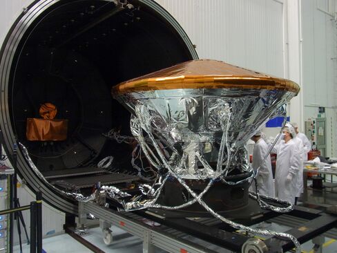 The flight model of the ExoMars Schiaparelli demonstrator module pictured prior to the start of thermal tests.