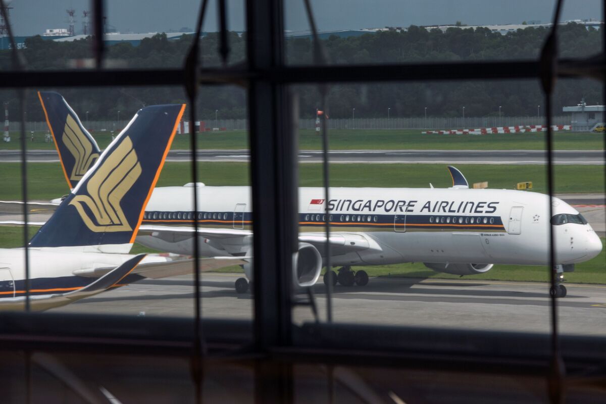 Singapore Airlines Posts Record Quarterly Loss On Virus - Bloomberg