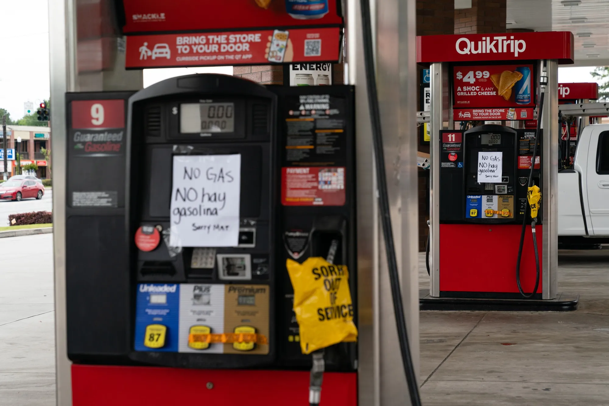 A sign reads in English and Spanish "No Gas" at a QuikTrip Corp. gas station in Chamblee, Georgia, on May 12, 2021. U.S. national average retail&nbsp;gasoline prices&nbsp;have risen above $3 a gallon for the first time since 2014, after a cyberattack shut operations at Colonial Pipeline, the main supply link for the East Coast.