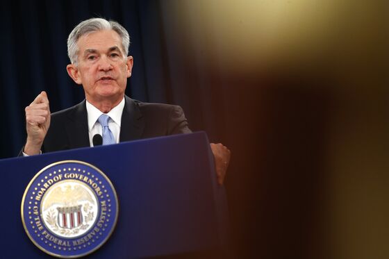 Powell Aims to Dodge Japan Deflation Trap With Dovish Fed Tilt